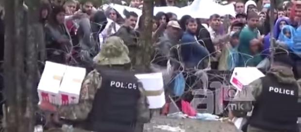 Imigranci nie chcą paczek żywnościowych (YT) Imigranci nie chcą paczek żywnościowych (YT)