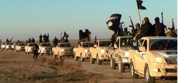 Isis addestra bimbi con decapitazione peluche Isis addestra bimbi con decapitazione peluche