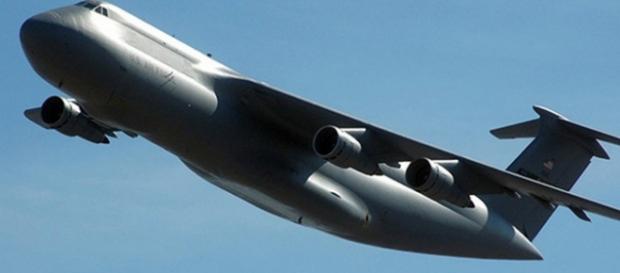 Sursa DoD -Avionul C-5 Galaxy poate transporta ... Sursa DoD -Avionul C-5 Galaxy poate transporta ...