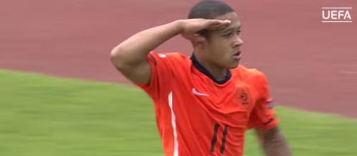 Depay durante l'Under 17 con la maglia dell'Olanda