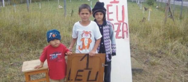 Cei trei copii sunt batjocoriți de părinți Cei trei copii sunt batjocoriți de părinți