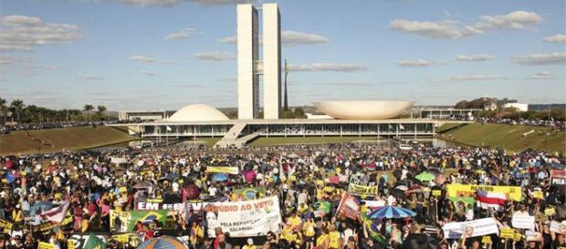 Milhares de servidores protestam em Brasília Milhares de servidores protestam em Brasília