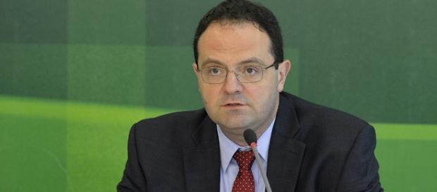 Ministro anuncia cortes de ministérios. Ministro anuncia cortes de ministérios.