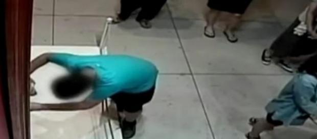O momento em que o jovem tropeça O momento em que o jovem tropeça