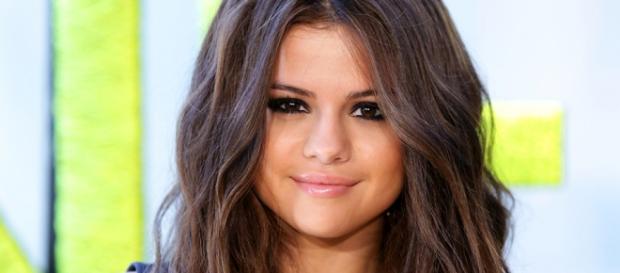 Selena Gomez tirou o seu famoso anel. Selena Gomez tirou o seu famoso anel.