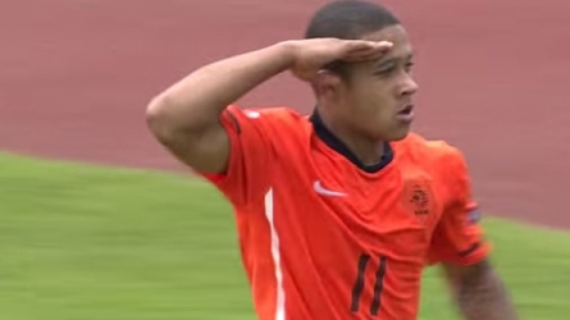 Depay durante l'Under 17 con la maglia dell'Olanda