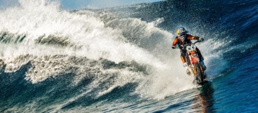 Robbie Maddison cavalca un'onda a Tahiti.