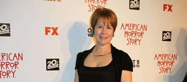 Mary (Christine Estabrook) é o elo de ligação. Mary (Christine Estabrook) é o elo de ligação.