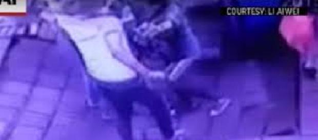 Cinci persoane au căzut în craterul din asfalt Cinci persoane au căzut în craterul din asfalt