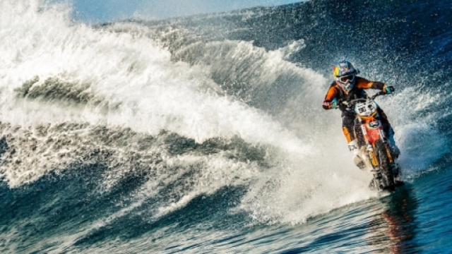 Robbie Maddison cavalca un'onda a Tahiti.
