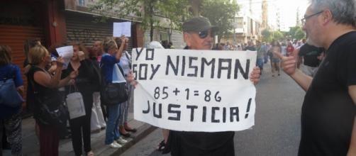 Enero: Manifestante pidiendo justicia por Nisman
