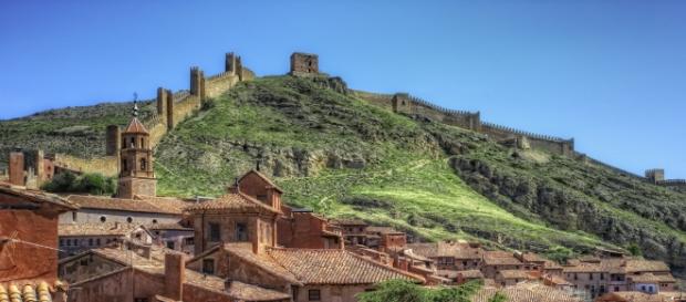 Albarracín con su muralla de fondo Albarracín con su muralla de fondo