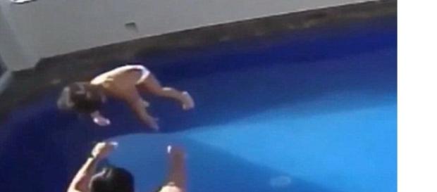 copil inecat dupa ce a fost aruncat in piscina copil inecat dupa ce a fost aruncat in piscina