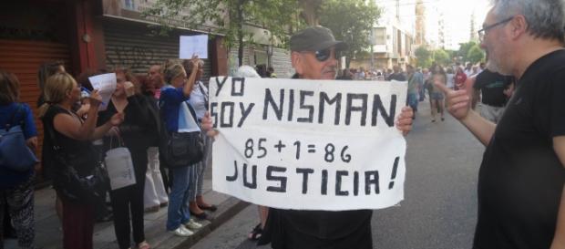 Enero: Manifestante pidiendo justicia por Nisman Enero: Manifestante pidiendo justicia por Nisman