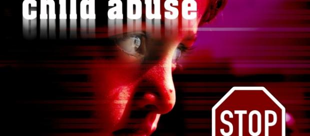 Fa ubriacare la figlia e la violenta Fa ubriacare la figlia e la violenta