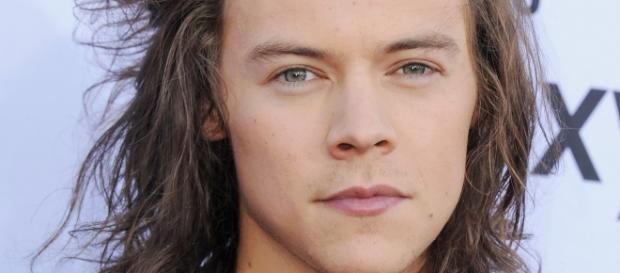 Harry Styles é o mais popular dos One Direction. Harry Styles é o mais popular dos One Direction.