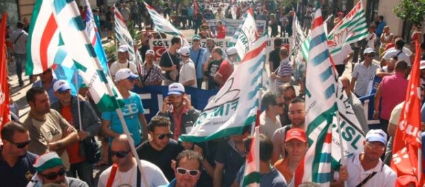 Un corteo in marcia per lo sciopero della scuola Un corteo in marcia per lo sciopero della scuola