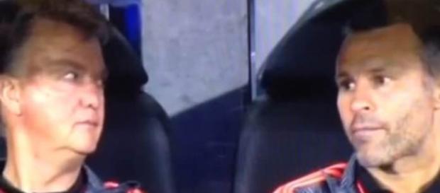 Van Gaal y Giggs se miran de manera incrédula Van Gaal y Giggs se miran de manera incrédula