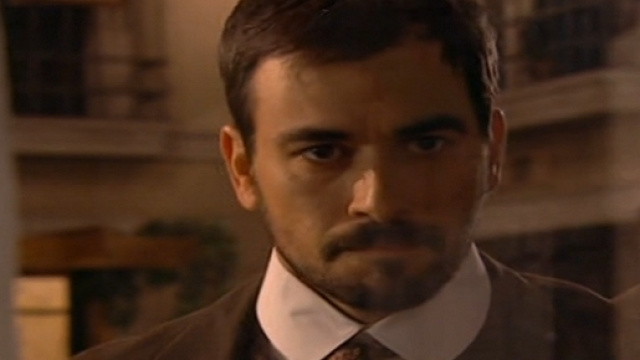 Justo spia Manuela mentre lavora.