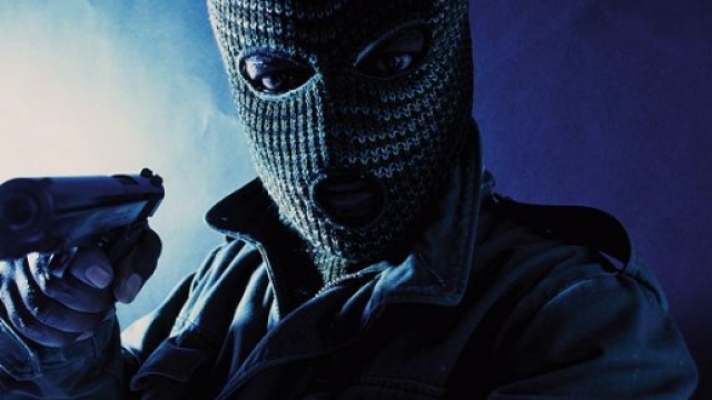 Un rapinatore armato di pistola