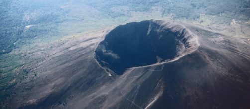 Il cratere del Vesuvio visto dall'alto