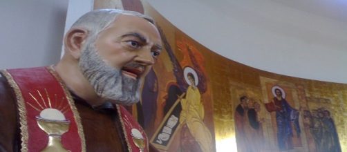 Statua di Padre Pio in una chiesa di Crotone