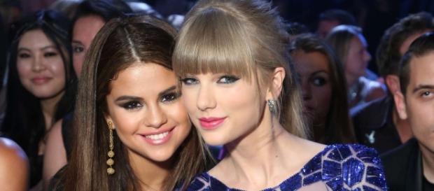 As duas cantoras são as melhores amigas. As duas cantoras são as melhores amigas.