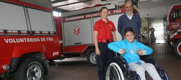 Mikael está feliz e agradece aos bombeiros. Mikael está feliz e agradece aos bombeiros.