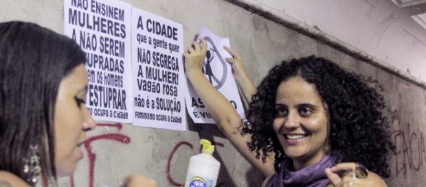 Mulheres colam cartazes contra o Vagão Rosa. Mulheres colam cartazes contra o Vagão Rosa.