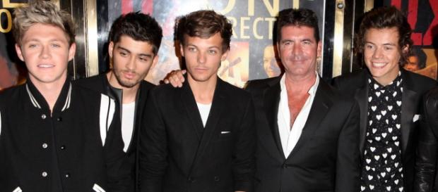 Simon Cowell é o empresário dos One Direction. Simon Cowell é o empresário dos One Direction.