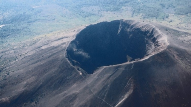 Il cratere del Vesuvio visto dall'alto