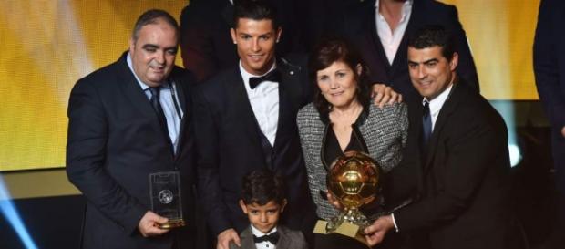 Cristiano Ronaldo aparece ao lado da família. Cristiano Ronaldo aparece ao lado da família.