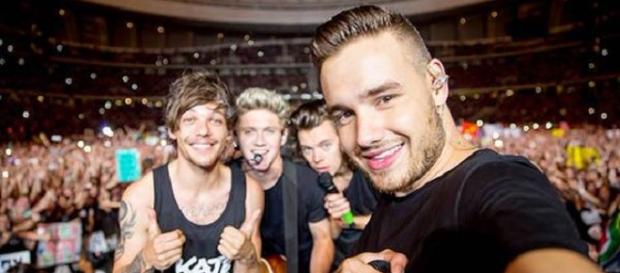 One Direction gemeinsam auf der Bühne One Direction gemeinsam auf der Bühne