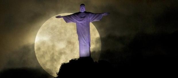 Super Lua encanta a todos pela beleza e tamanho Super Lua encanta a todos pela beleza e tamanho