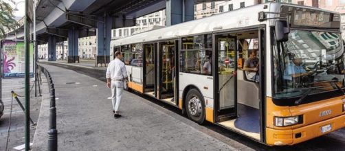 Autobus 1 fermo al capolinea a Genova
