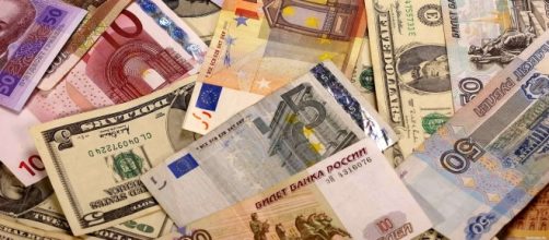 Sospesi gli acquisti di valuta estera in Russia