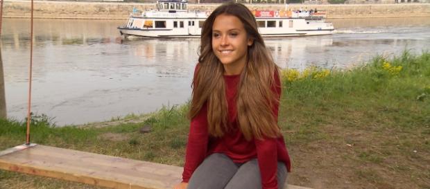 Alisa bemängelte, dass sie niemand küssen wollte. Alisa bemängelte, dass sie niemand küssen wollte.