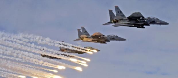 Avioane F-15 acordând suport aerian trupelor Avioane F-15 acordând suport aerian trupelor