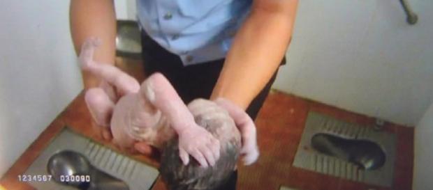 Copil abandonat in toaleta publica Copil abandonat in toaleta publica