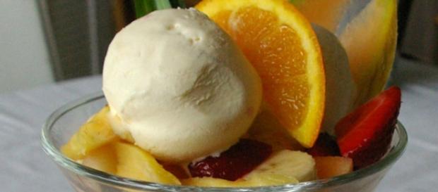 Dessert di cocco e frutta con gelato Dessert di cocco e frutta con gelato