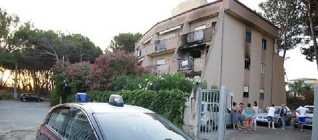 La palazzina annerita dall'esplosione La palazzina annerita dall'esplosione