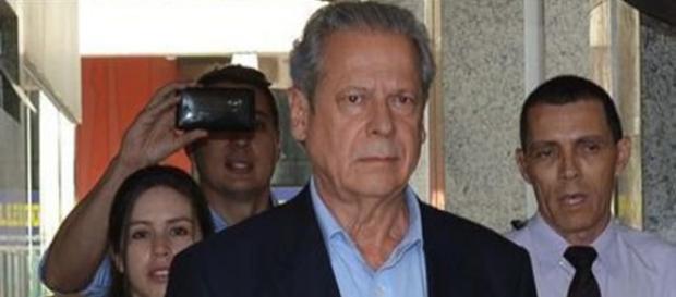 Polícia Federal prende José Dirceu em Brasília. Polícia Federal prende José Dirceu em Brasília.