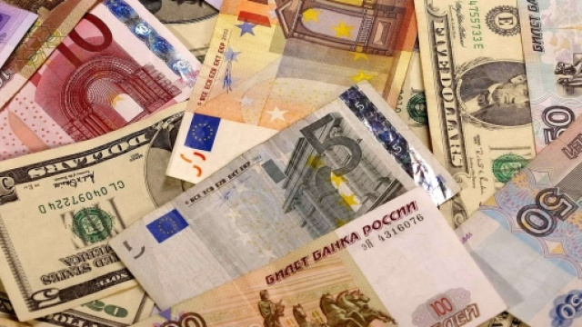 Sospesi gli acquisti di valuta estera in Russia