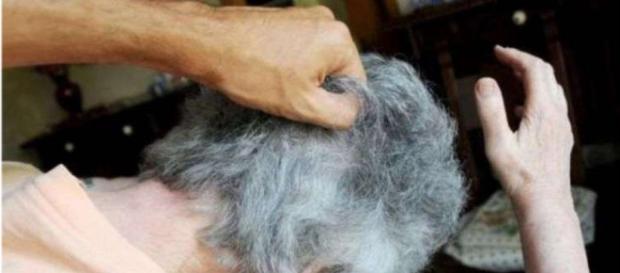 Lui sgozzato e lei giù dal balcone Lui sgozzato e lei giù dal balcone
