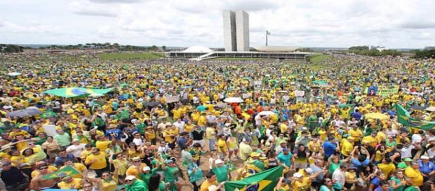 Manifestações pedem a saída de Dilma Rousseff Manifestações pedem a saída de Dilma Rousseff
