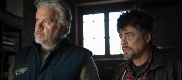 Tim Robbins y Benicio del Toro en la película Tim Robbins y Benicio del Toro en la película