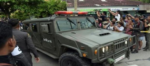 transport du suspect, dans un véhicule de l'armée transport du suspect, dans un véhicule de l'armée