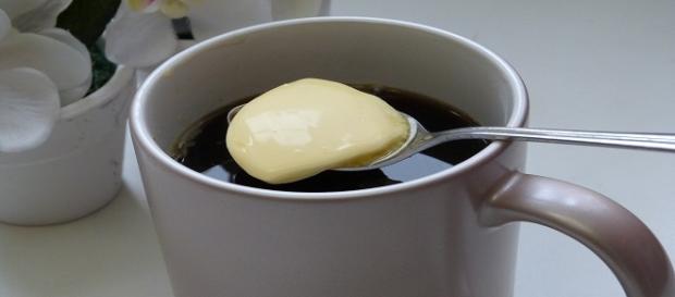 Una taza de café con mantequilla Una taza de café con mantequilla