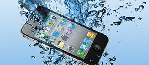 l'incubo del cellullare caduto in acqua