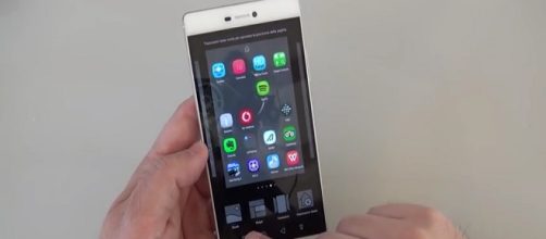 Lo smartphone Huawei P8 in funzione